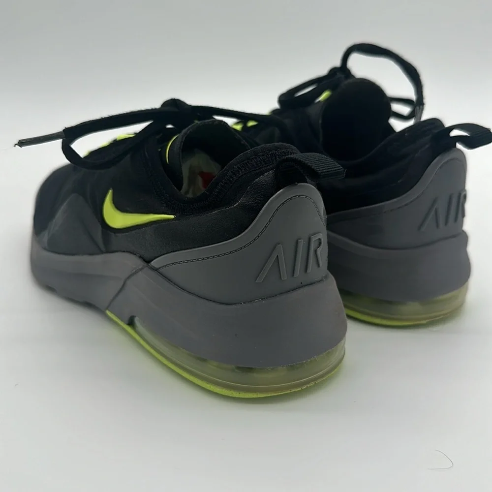 Nike Air Max Motion 2 GS Sneakers Youth Size 7 Black Volt Gray AQ2741–011